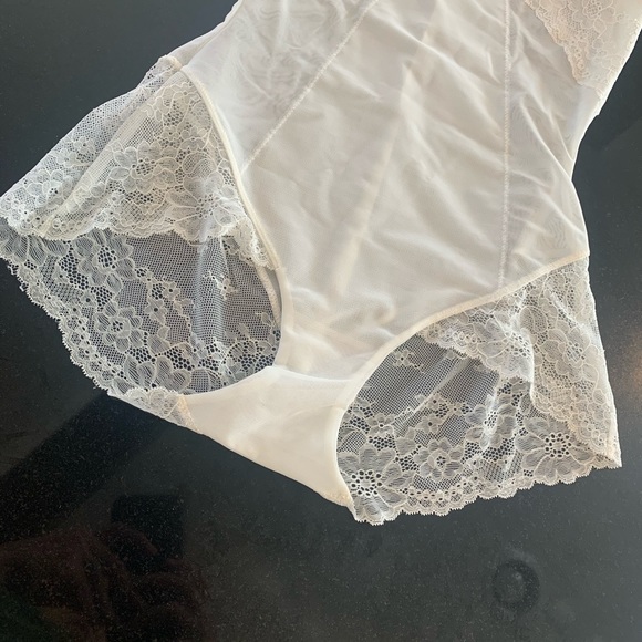 ❌sold❌SPANX “Spotlight on lace” bodysuit - Picture 5 of 5